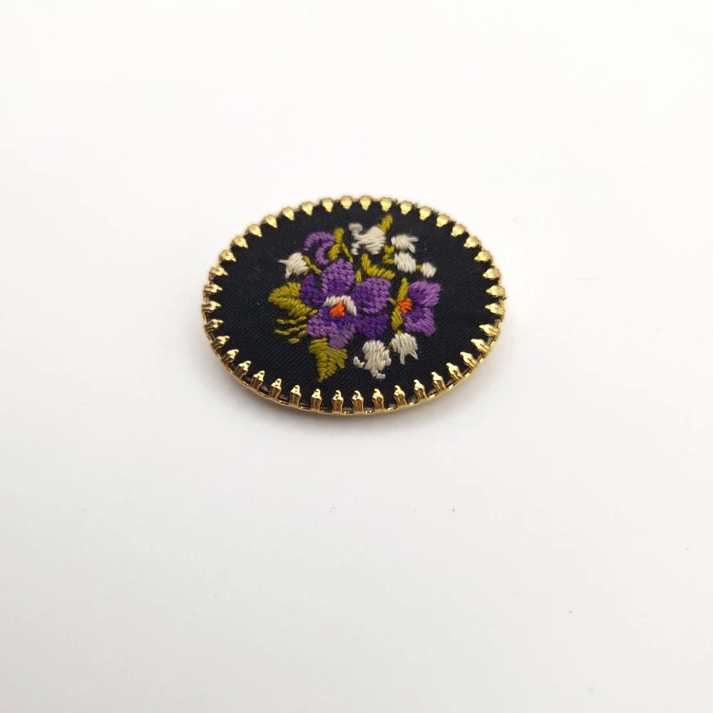 Vintage Floral Petit Point Embroidered Oval Brooch Gold‎ Tone Purple Violets